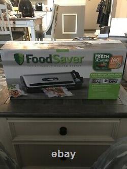 Food saver vacuum sealer Fm3945 (MISSING BAGS)