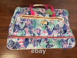 GWP NWT 24 LILLY PULITZER Soft Travel Rolling Duffle Bag Suitcase Quill Out